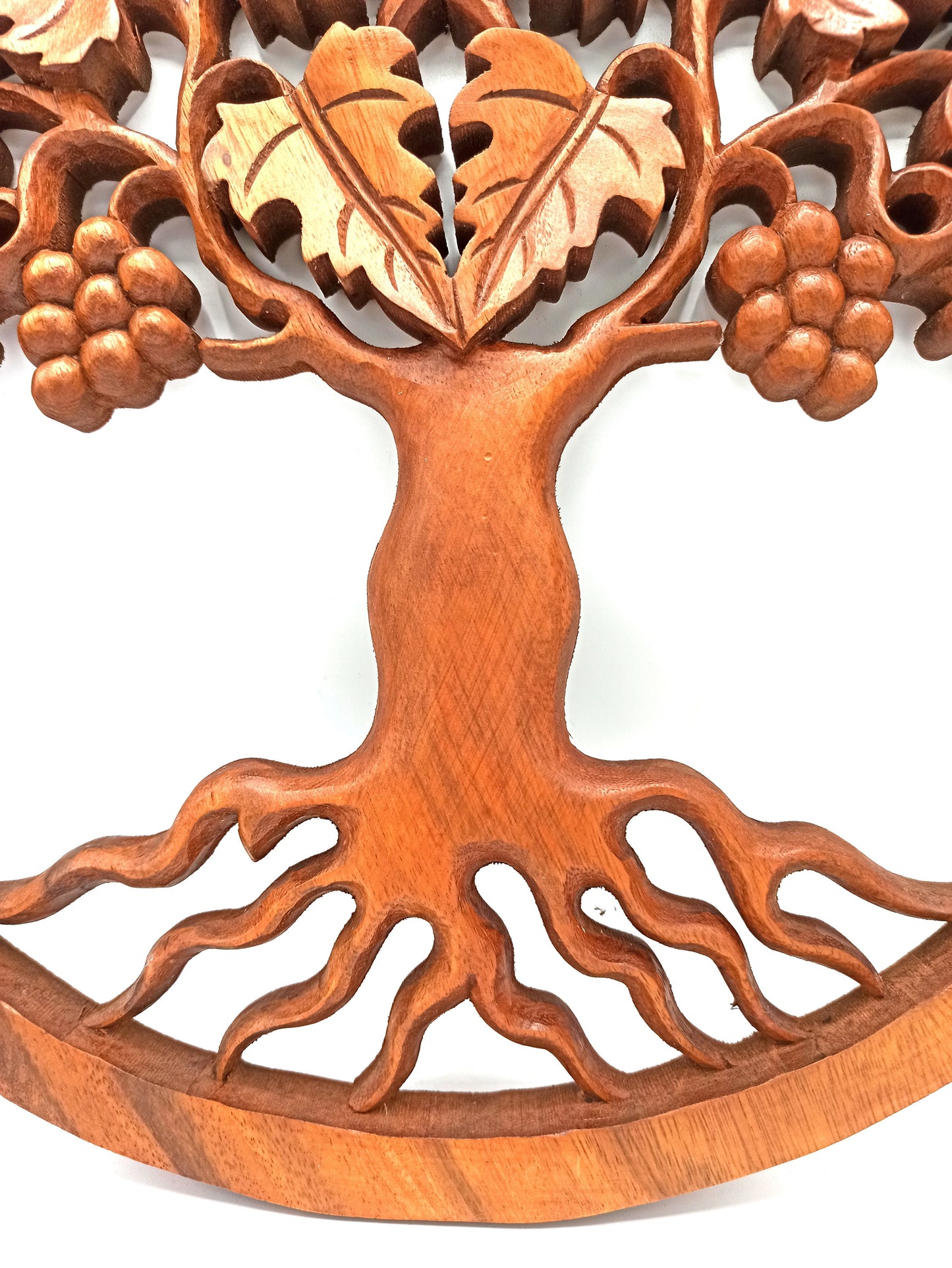 Alt Tag: Suar Wood Tree of Life Grapes Panel – 40 CM, panel tallado a mano en madera suar con árbol y racimos de uvas, detalle