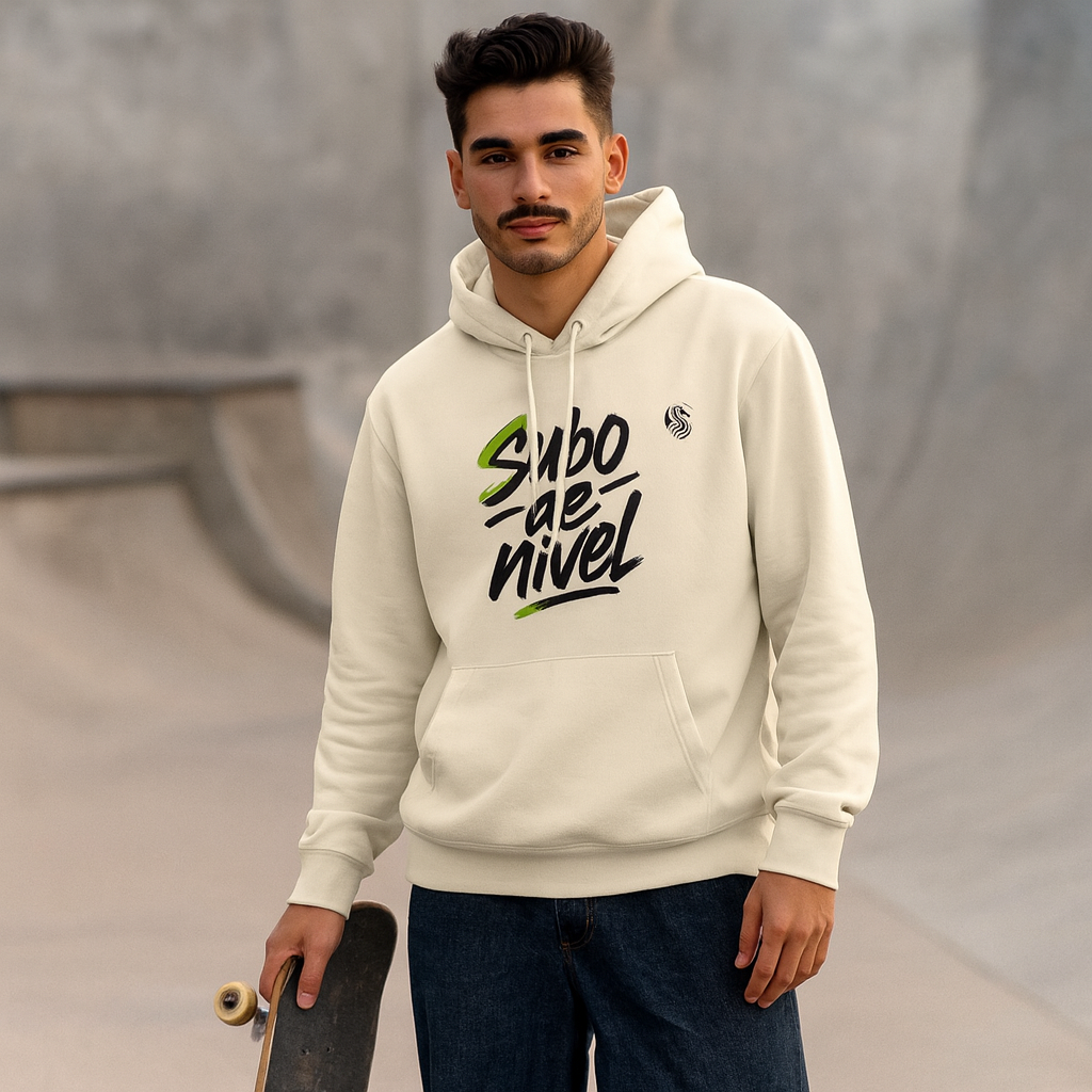 Alt Tag: Subo Nivel Drix Premium Unisex Hoodie de algodón orgánico color crema con gráfico “Subo de nivel”, modelo sosteniendo skateboard