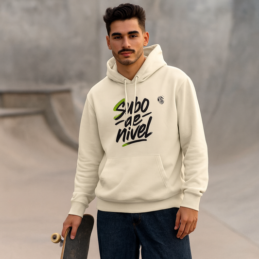 Alt Tag: Subo Nivel Drix Premium Unisex Hoodie de algodón orgánico color crema con gráfico “Subo de nivel”, modelo sosteniendo skateboard