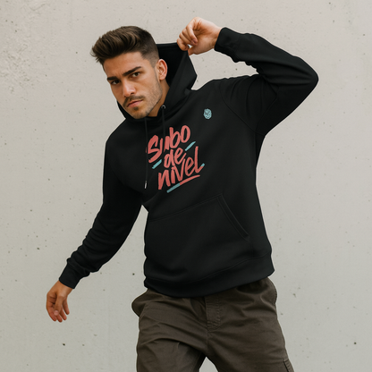 Alt Tag: Subo Nivel Drix Premium Unisex Hoodie negra de algodón orgánico, modelo masculino con capucha y gráfico “Subo de nivel”