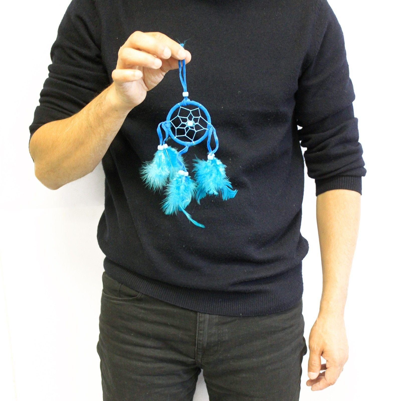 Alt Tag: Synthetic Suede Bali Dream Catcher – 22 CM en azul con plumas y cuentas, colgante decorativo artesanal