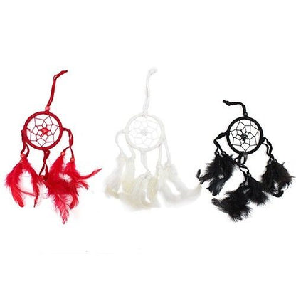 Alt Tag: Synthetic Suede Bali Dream Catcher – 22 CM en colores rojo, blanco y negro, con plumas y cuentas decorativas