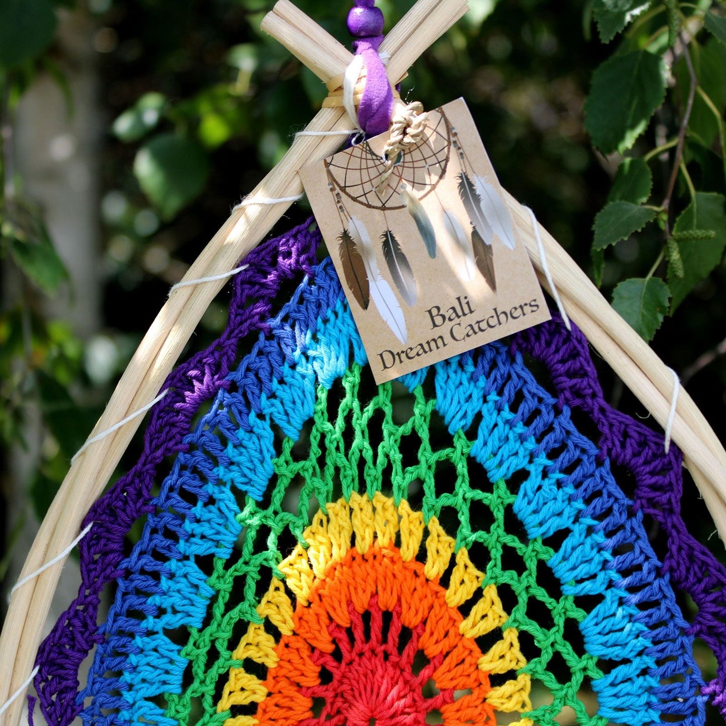 Alt Tag: Syntetisk mocka Bali Dream Catcher – 50x40 CM färgglad droppformad drömfångare med träram, pärlor och hängande tagg