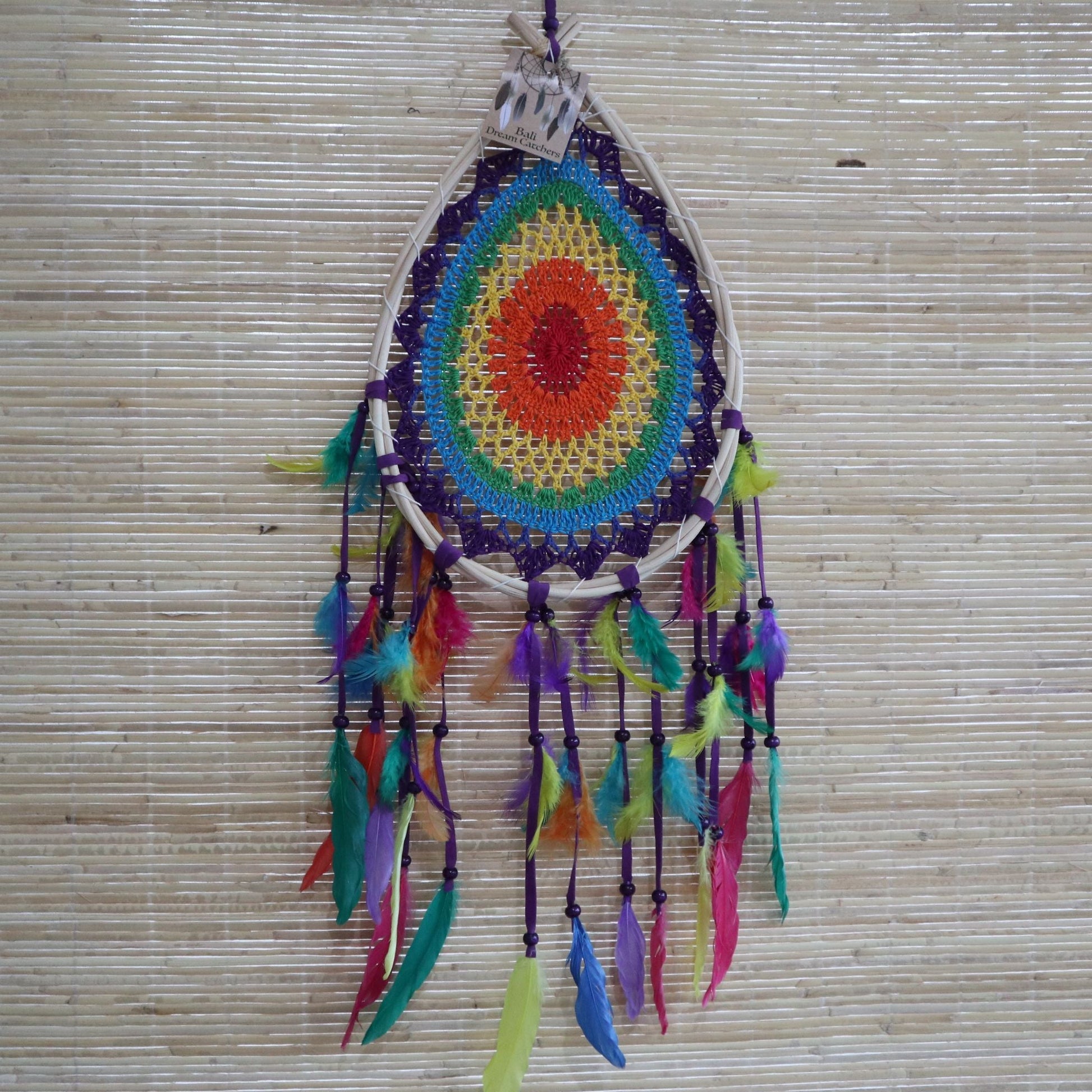 Alt Tag: Syntetisk mocka Bali Dream Catcher – 50x40 CM flerfärgad droppformad drömfångare med fjädrar och träpärlor som hänger på väggen
