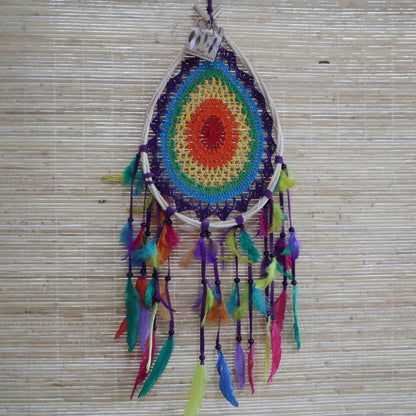 Alt Tag: Syntetisk mocka Bali Dream Catcher – 50x40 CM flerfärgad droppformad drömfångare med fjädrar och träpärlor som hänger på väggen