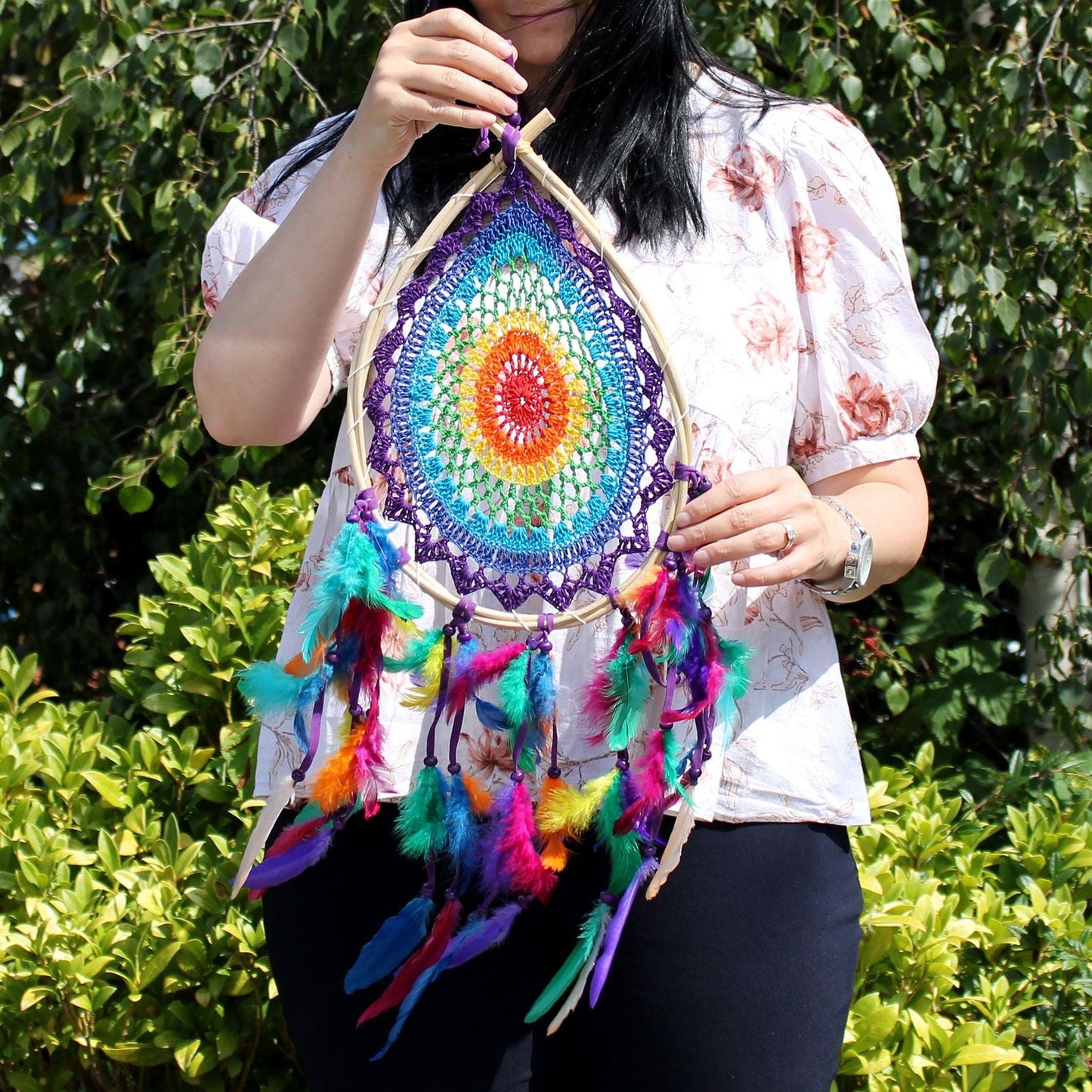Alt Tag: Syntetisk mocka Bali Dream Catcher – 50x40 CM flerfärgad tårformad drömfångare med fjädrar och träpärlor, fotograferad utomhus