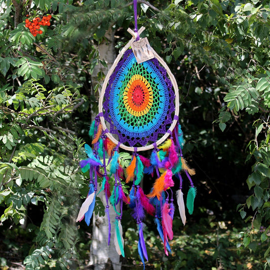 Synthetic Suede Bali Dream Catcher – 50x40 CM multiteardrop atrapasueños con patrón arcoíris, cuentas de madera y plumas coloridas colgado al aire libre