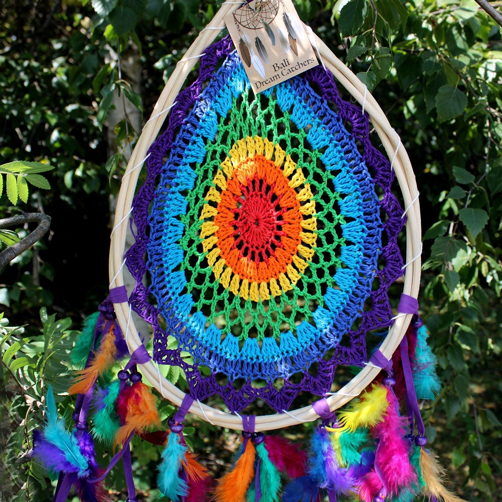 Syntetisk mocka Bali Dream Catcher – 50x40 CM flerfärgad droppformad drömfångare med fjädrar och träpärlor för upphängning utomhus