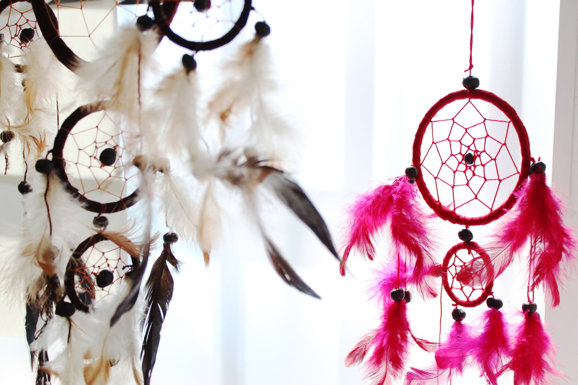 Alt Tag: Syntetisk mocka Bali Dream Catcher – Medium 10CM handgjort hänge med vävd ring, fjädrar och dekorativa pärlor