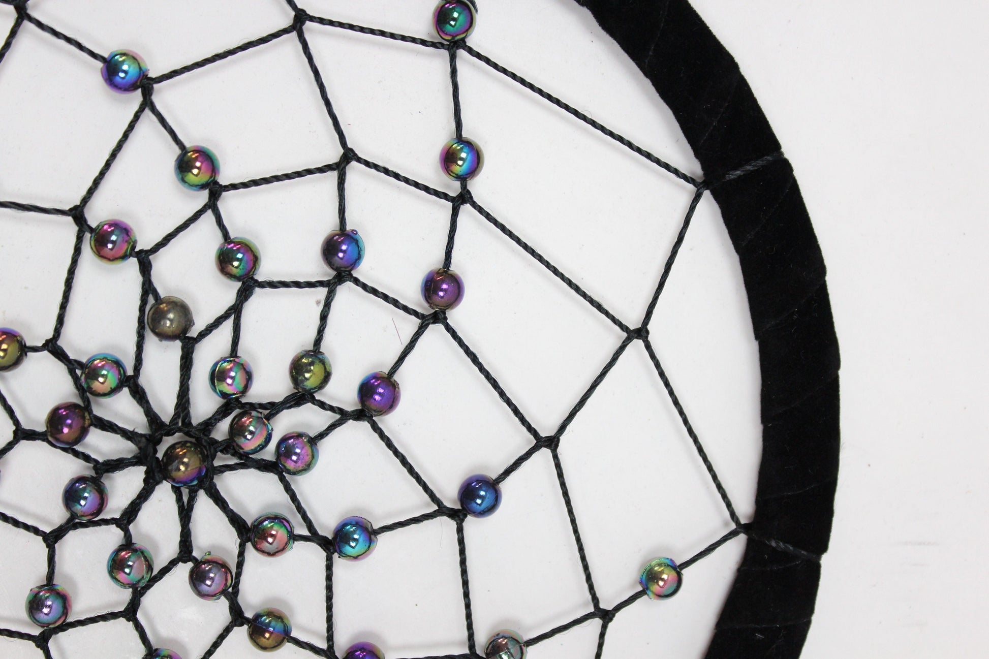 Alt Tag: Synthetic Suede Bali Dream Catcher – XL Round 115CM primer plano de aro redondo con tejido negro y cuentas iridiscentes