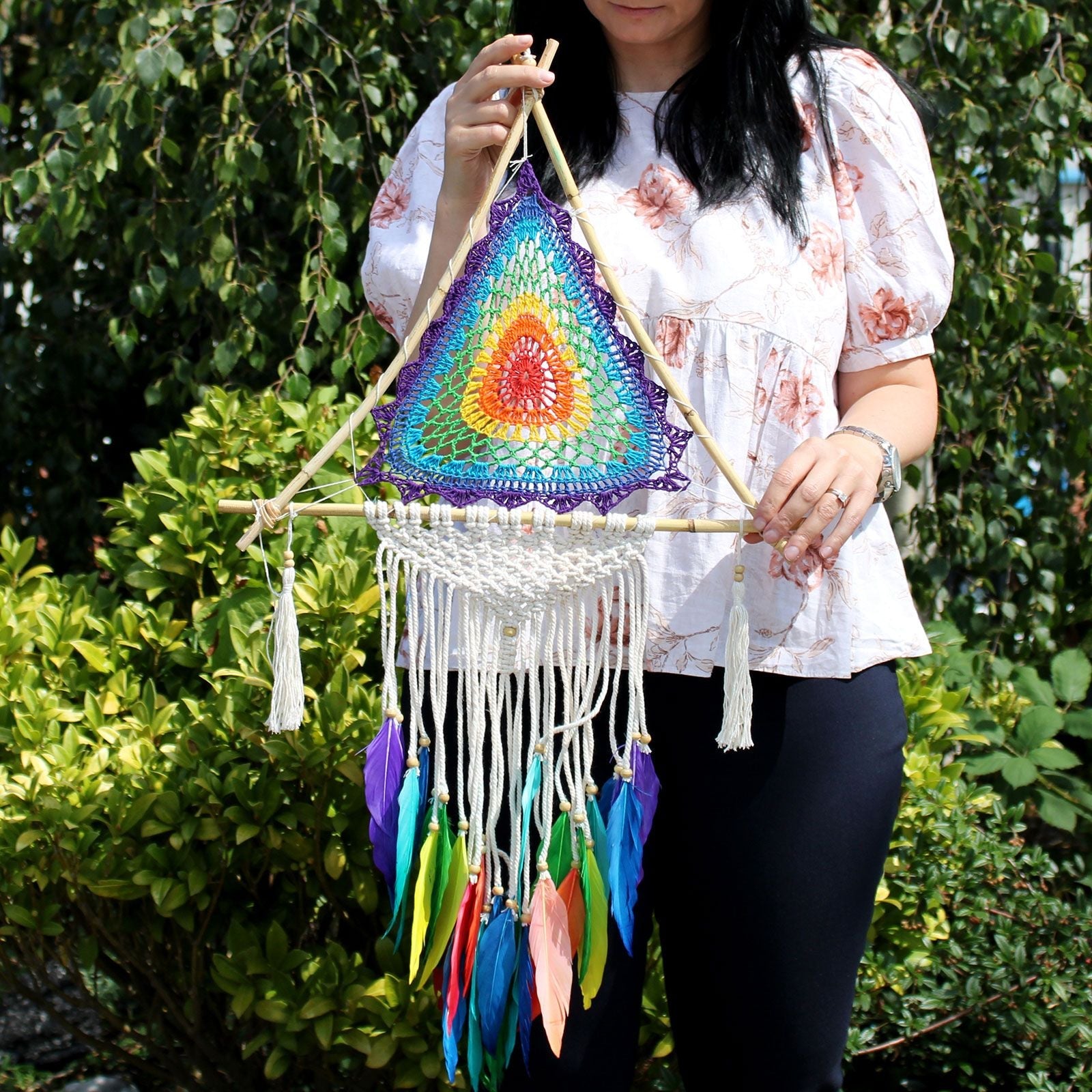 Synthetic Suede Dream Catcher – Large Multi Pyramid colgante multicolor en forma de pirámide, hecho a mano en Bali con plumas y cuentas
