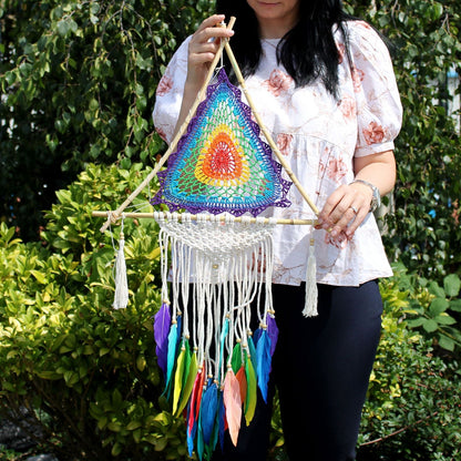 Synthetic Suede Dream Catcher – Large Multi Pyramid colgante multicolor en forma de pirámide, hecho a mano en Bali con plumas y cuentas