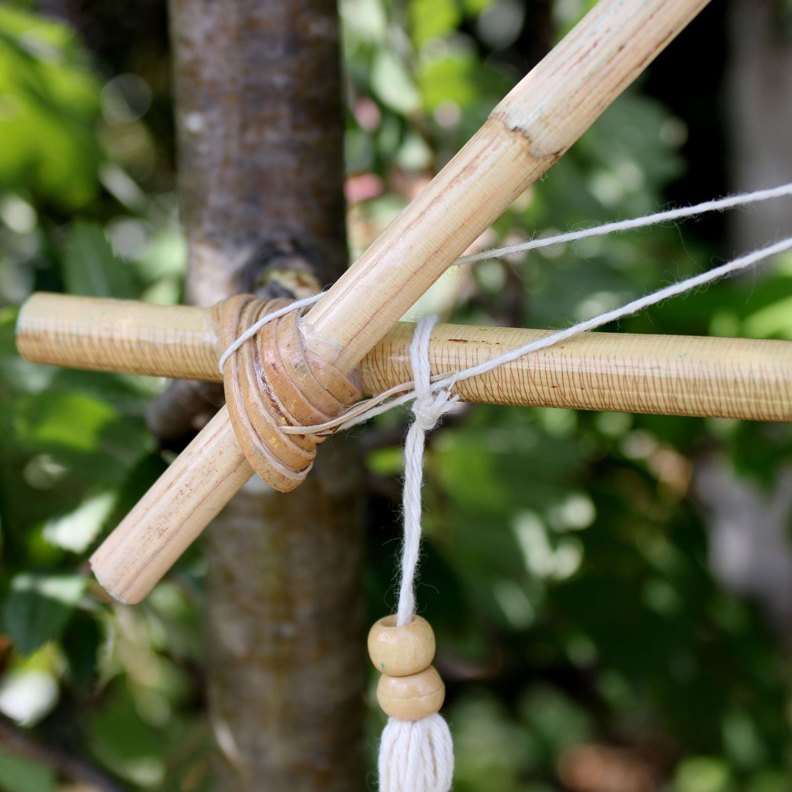Alt Tag: Synthetic Suede Dream Catcher – Large Multi Pyramid detalle de estructura de bambú con cuerda y cuentas de madera hecho a mano en Bali