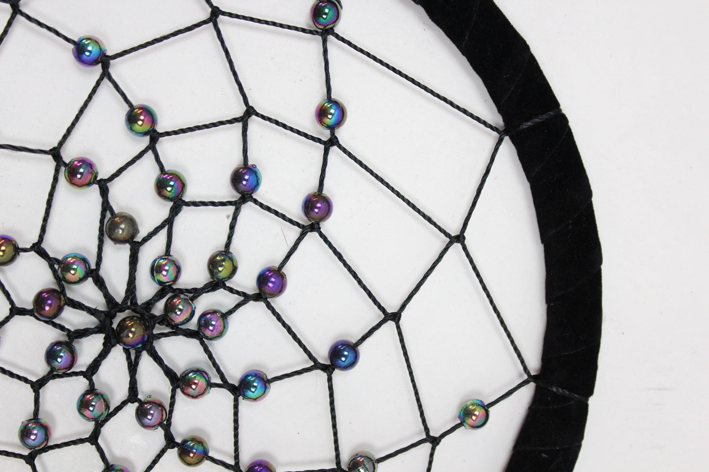 Alt Tag: Synthetic Suede Dream Catcher – Large Round 55x17 CM detalle de aro negro con telaraña tejida y cuentas iridiscentes
