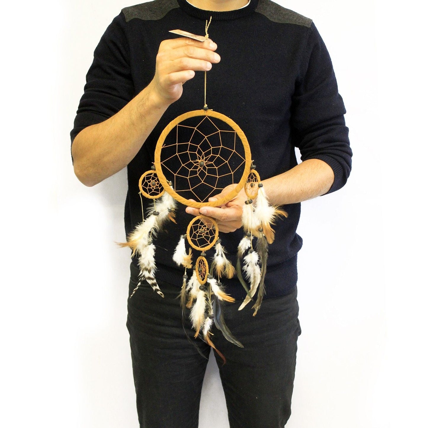 Synthetic Suede Dream Catcher – Large Round 55x17 CM colgante artesanal con aro 17 cm, plumas y cuentas, sostenido con la mano