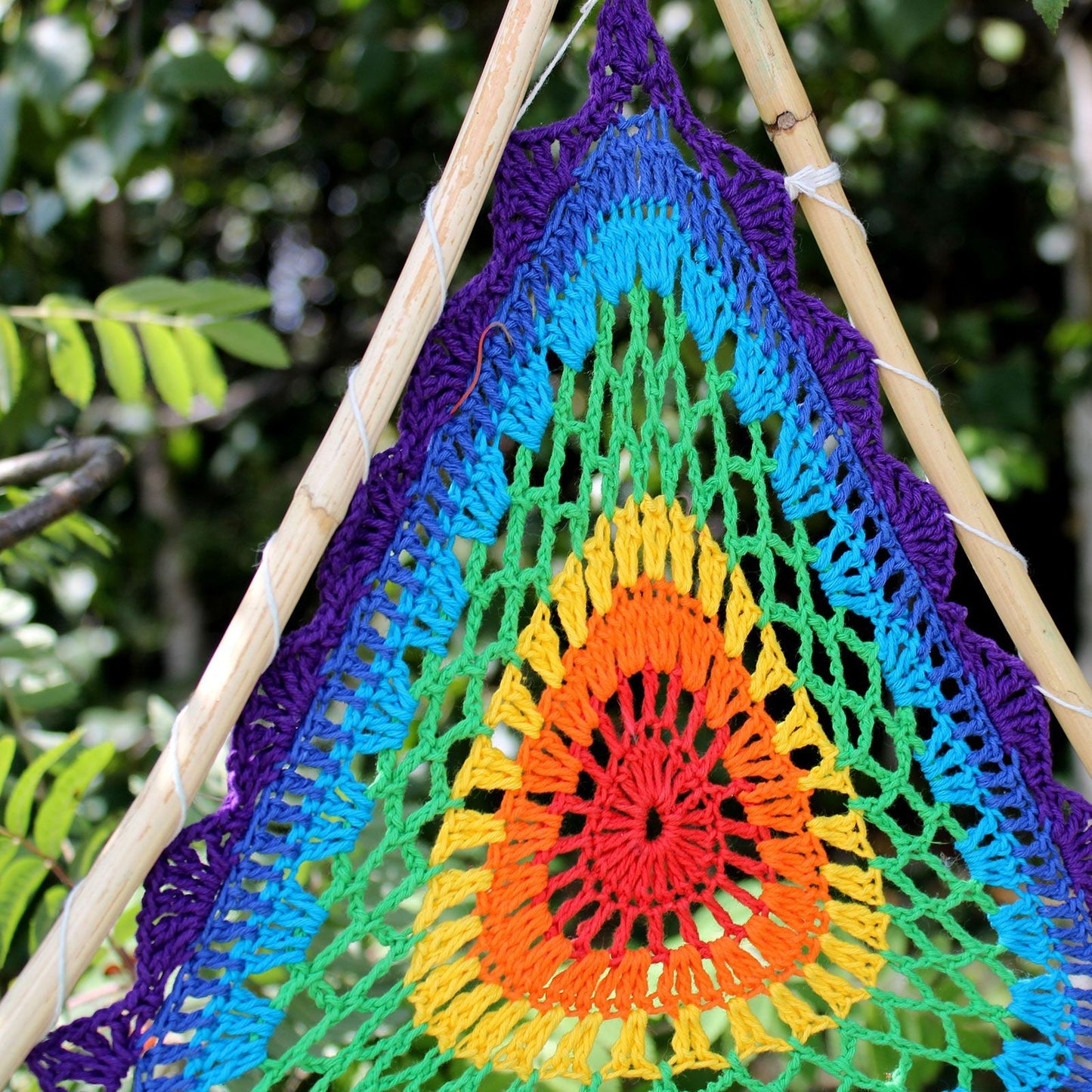 Synthetic Suede Dream Catcher – Large Multi Pyramid con diseño multicolor tipo arcoíris en macramé, colgado en marco de madera