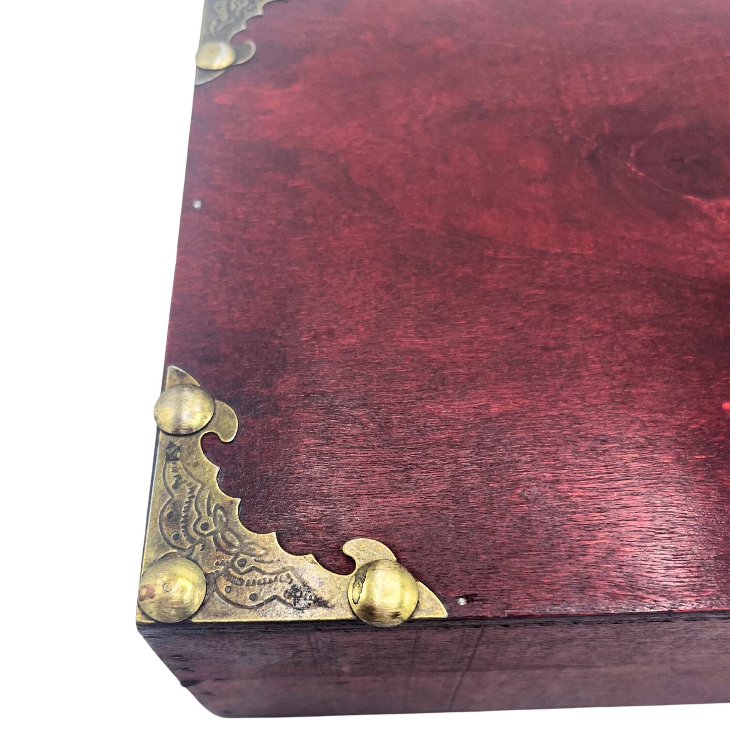 Tan Tea & Gift Hamper Box – Premiumpresentation, närbild av hörnet på en premiumgåvobox med träfinish och dekorativa hörnskydd i metall