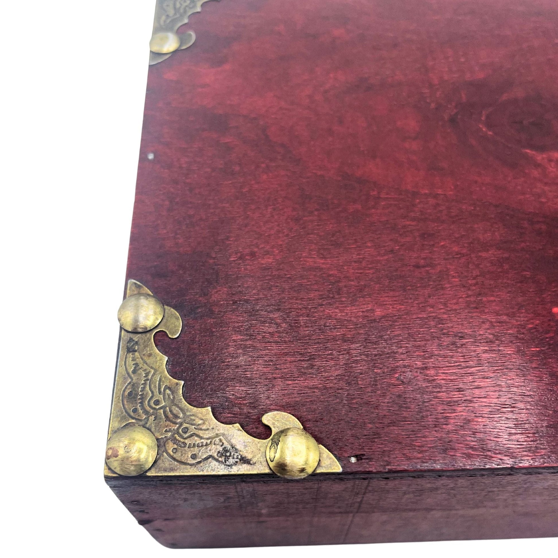 Tan Tea & Gift Hamper Box – Premiumpresentation, närbild av hörnet på en premiumgåvobox med träfinish och dekorativa hörnskydd i metall