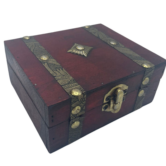 Tan Vintage Box – 13x5.8x11 CM de MDF y metal, caja vintage color tan con detalles metálicos y cierre, ideal para té y pequeños objetos
