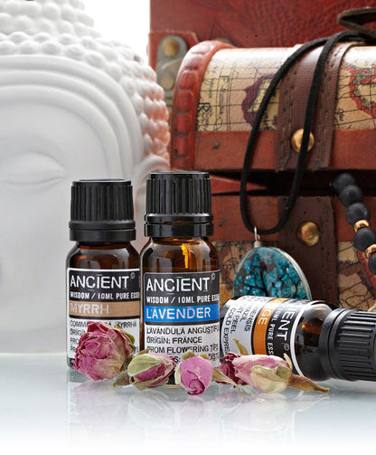 Tea-Tree-Ätherisches Öl – 10ML Flasche 10 ml ätherisches Öl in braunem Glas mit schwarzem Verschluss, Lifestyle-Display mit Blumen
