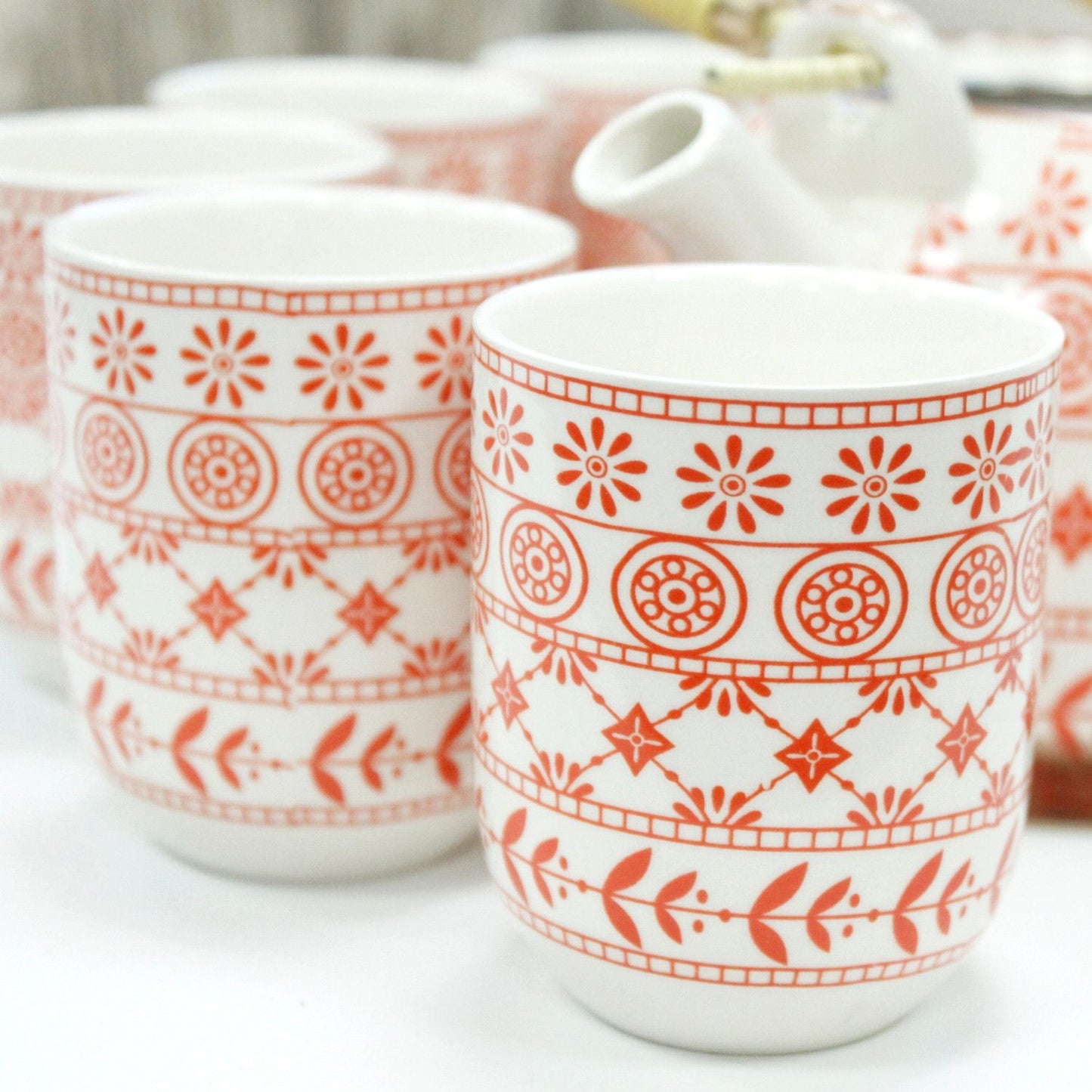 Alt Tag: Örttekanna-set – bärnstensfärgat med mönstrade keramiktekoppar, bärnstensfärgad tekanna i borosilikatglas och infuser i rostfritt stål