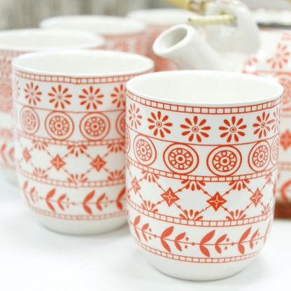 Alt Tag: Örttekanna-set – bärnstensfärgat med mönstrade keramiktekoppar, bärnstensfärgad tekanna i borosilikatglas och infuser i rostfritt stål