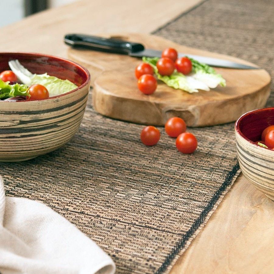 Skärbräda i teak – 40 CM med kniv, körsbärstomater och sallad på rustikt köksbord