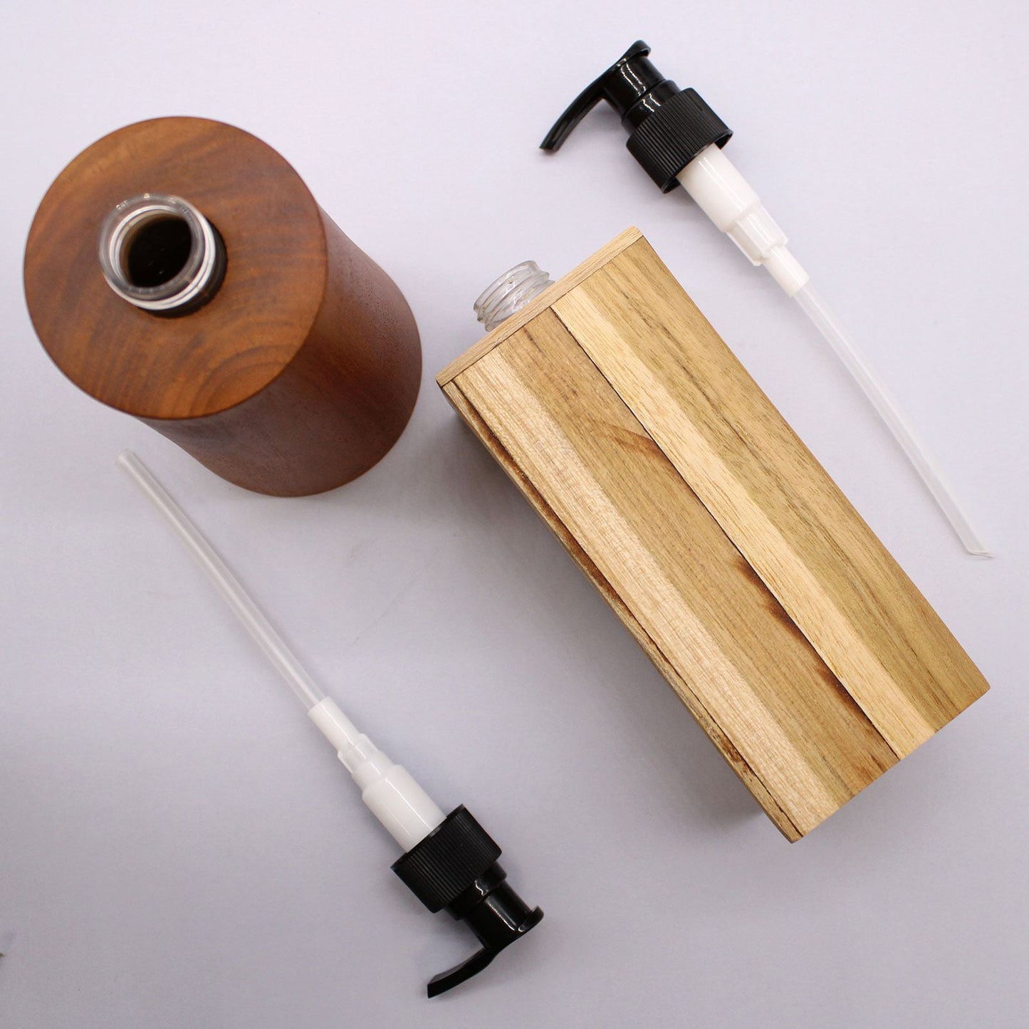 Alt Tag: Teakwood Soap Dispenser – Taper Design, recambio de botella de madera con bomba negra y tubos, vista superior
