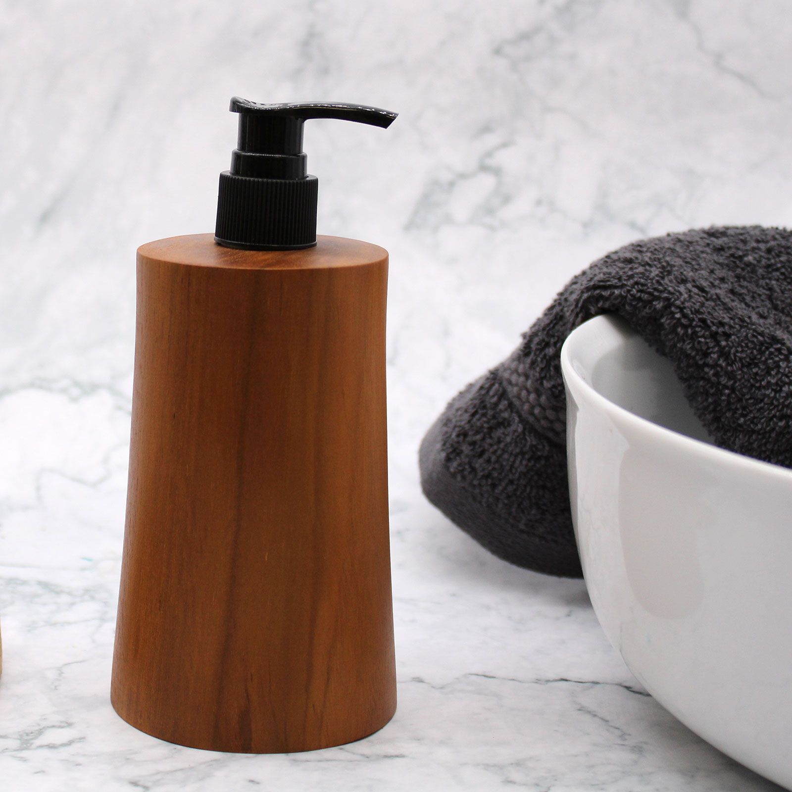 Alt Tag: Teakwood Soap Dispenser – Taper Design, dispensador de jabón de madera de teca con bomba, junto a lavabo y toalla