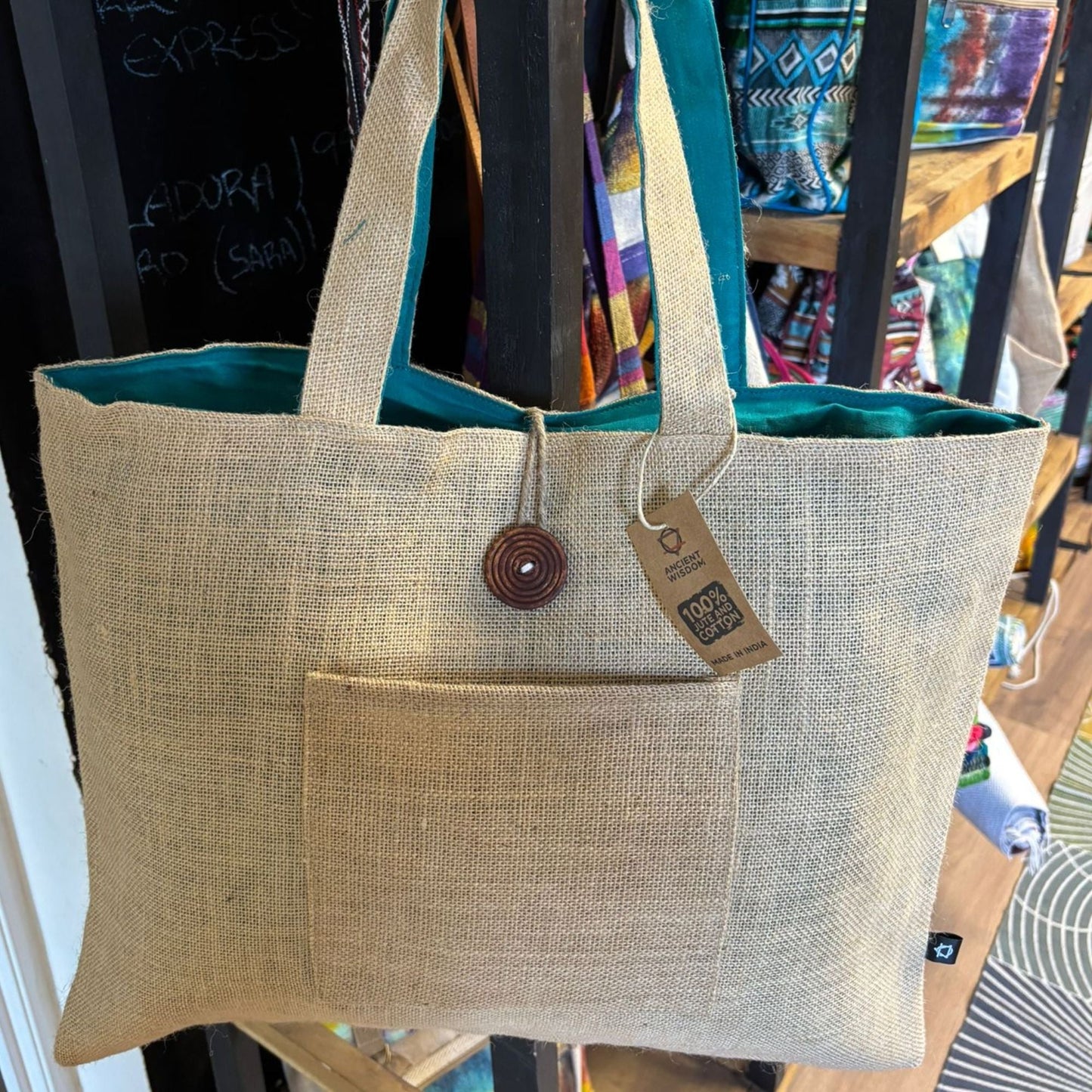 Alt Tag: Teal Reversible Jute & Cotton Bag – 49x40 CM bolso tote beige con interior teal, asas dobles y bolsillo frontal