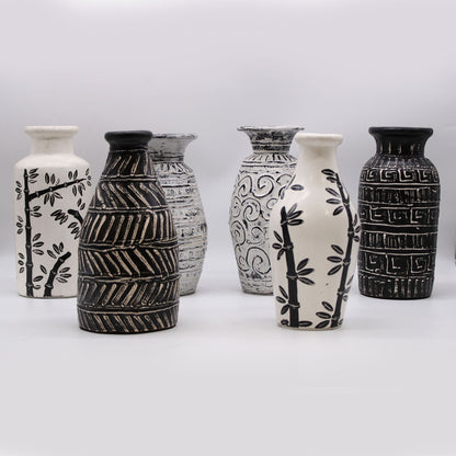 Alt-Tag: Terrakotta-Griechische Vase – 32x15 CM, Set handgefertigter Terrakotta-Vasen mit schwarz-weißen, griechisch inspirierten Mustern auf neutralem Hintergrund
