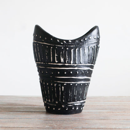 Terracotta Swirl Vase – 16.5x23.5 CM, vase decorativo de terracota color chocolate con diseño escultórico en espiral
