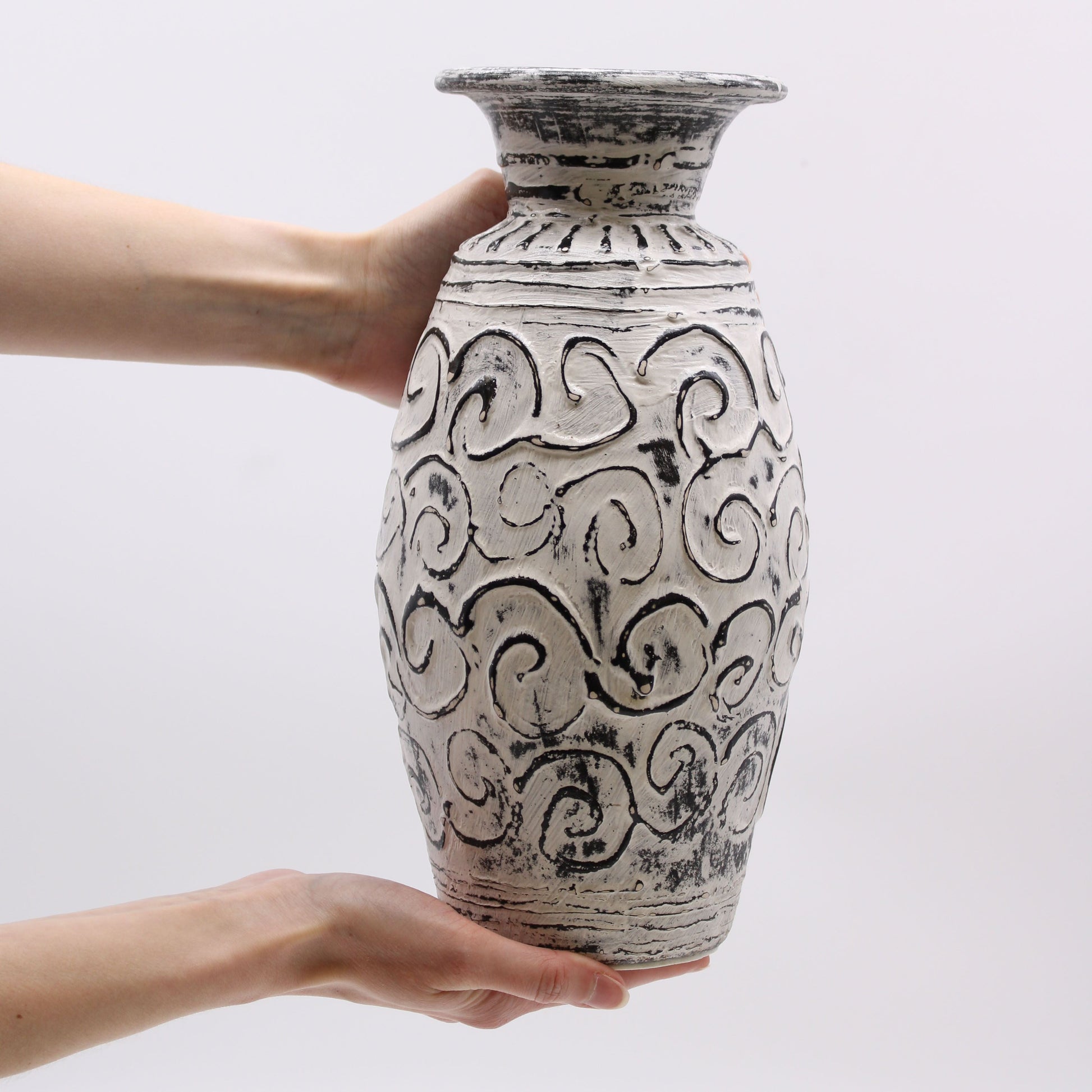 Alt-Tag: Terracotta Swirls Vase – 32 CM Cremige Terrakotta-Vase Lombok in 32 CM mit Creme-Finish und Wirbelmuster, in den Händen gehalten