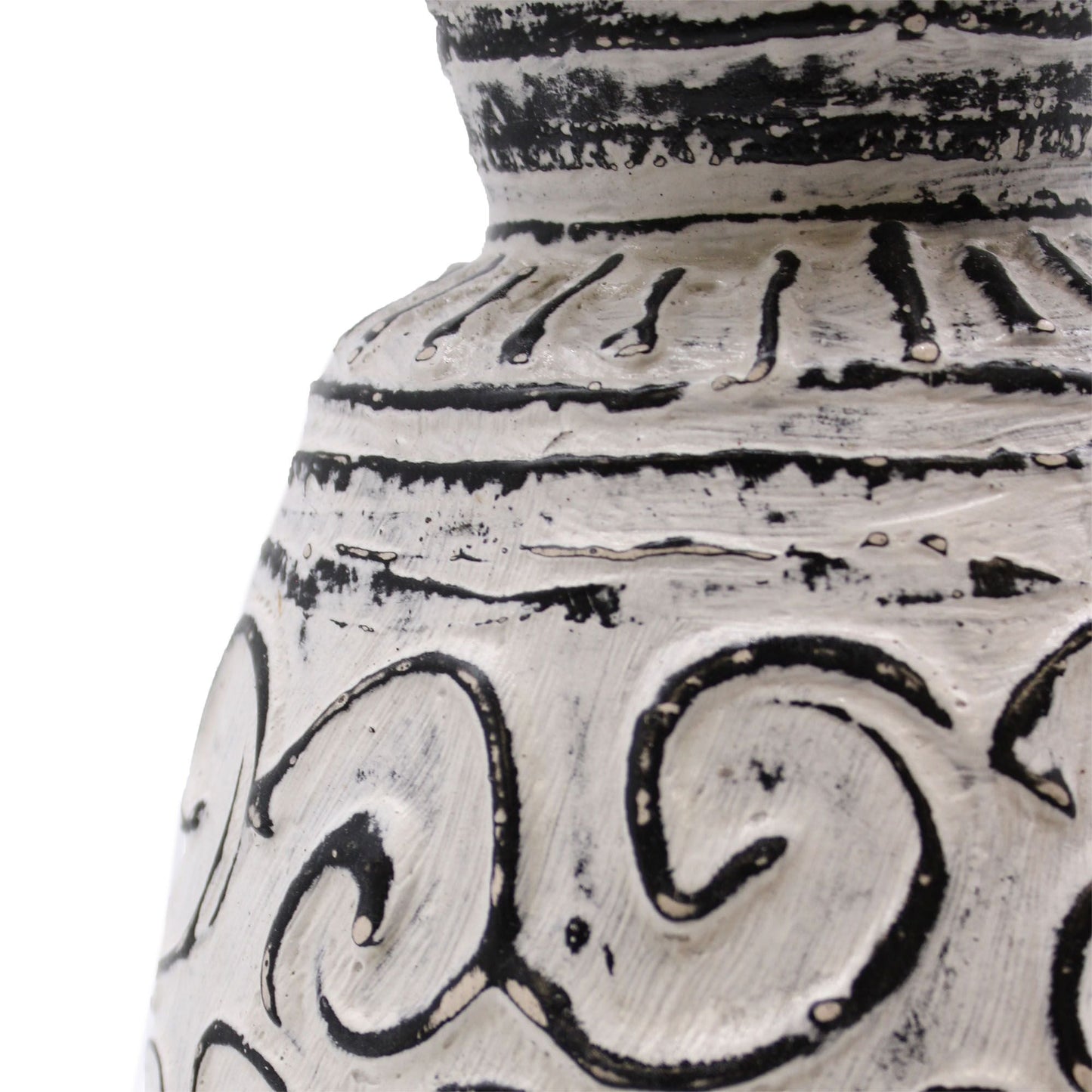 Terracotta Swirls Vase – 32 CM Cream Lombok, Nahaufnahme von terrakottafarbener Keramik in Creme mit spiralförmigen Reliefs und schwarzen Details