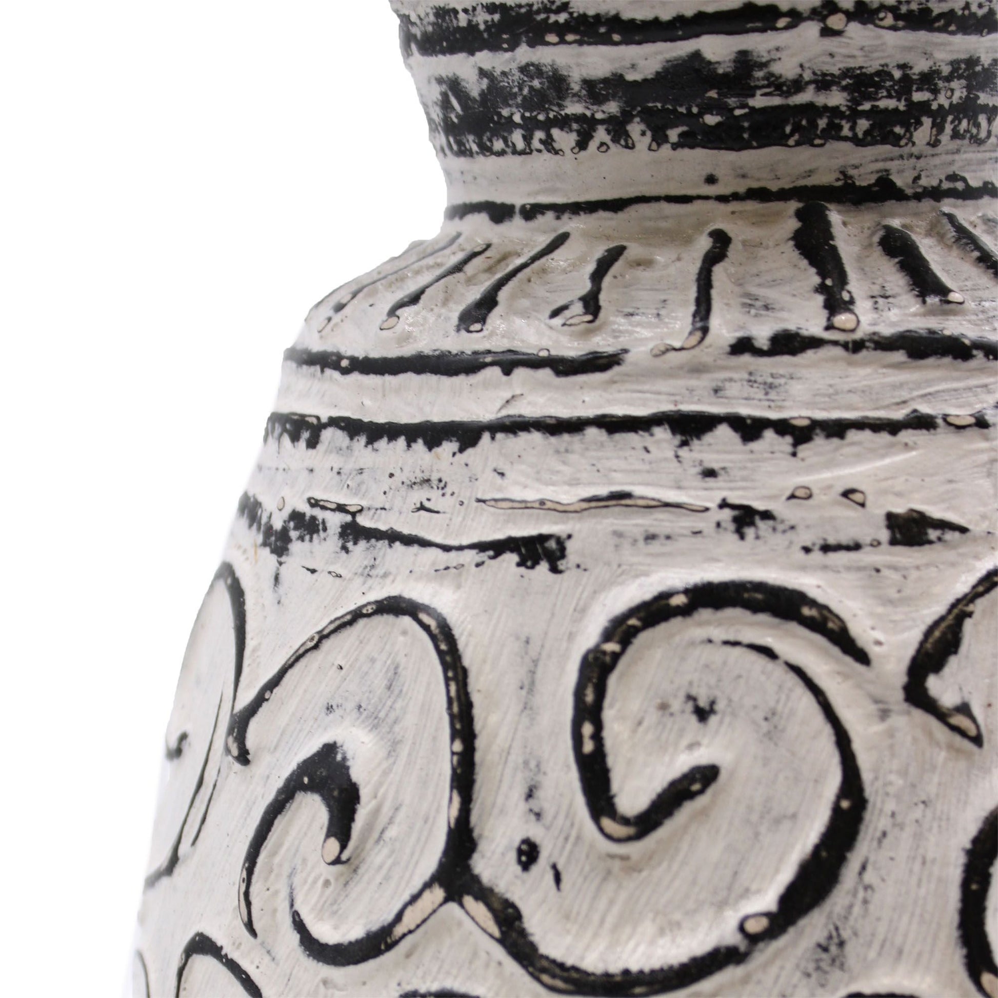 Terracotta Swirls Vase – 32 CM Cream Lombok, Nahaufnahme von terrakottafarbener Keramik in Creme mit spiralförmigen Reliefs und schwarzen Details