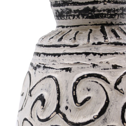 Terracotta Swirls Vase – 32 CM Cream Lombok, Nahaufnahme von terrakottafarbener Keramik in Creme mit spiralförmigen Reliefs und schwarzen Details