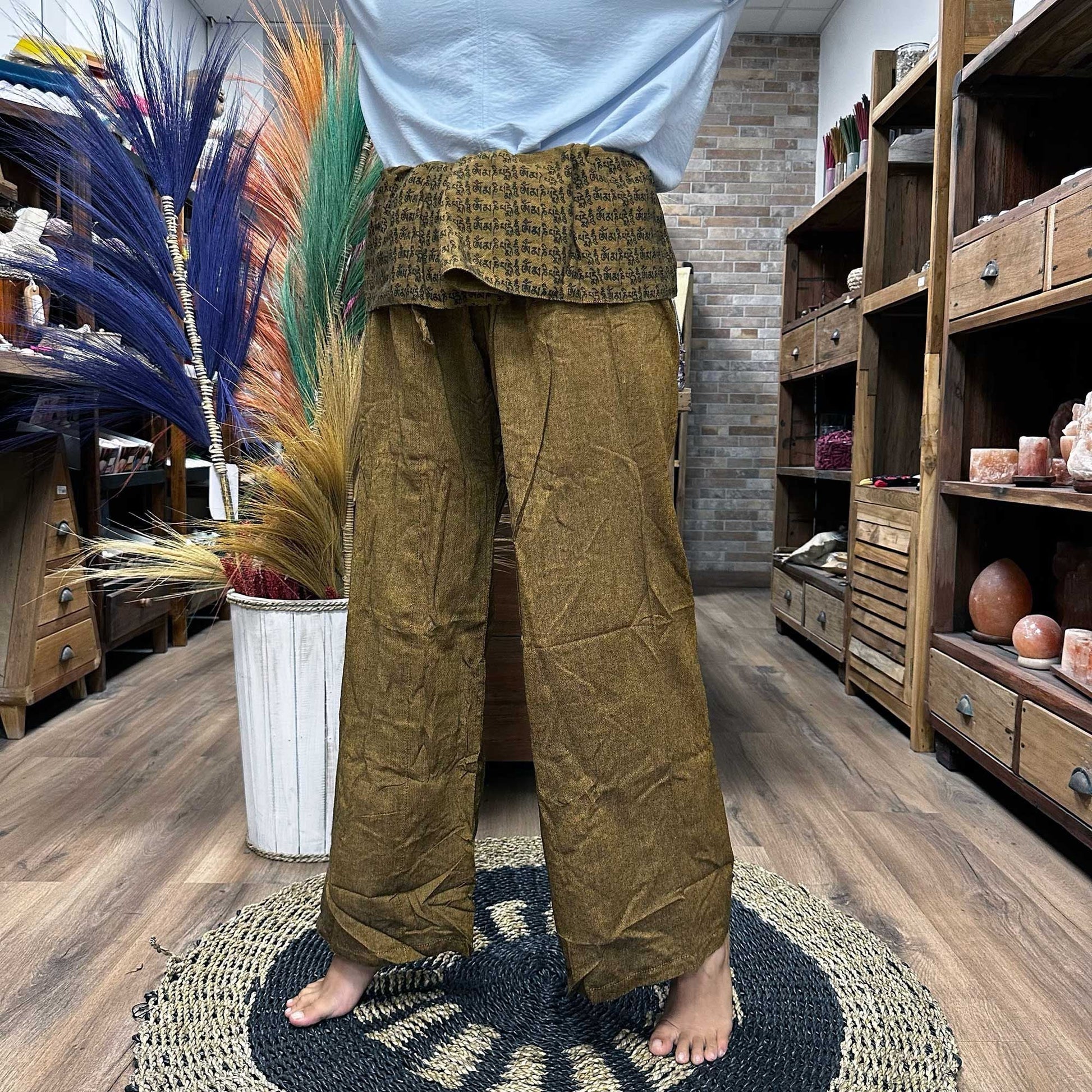 Yoga- och festivalbyxor – Thai Fisherman Mandala Mantra på orange, modell med byxor i thailändsk fisherman-stil och mantra-tryck