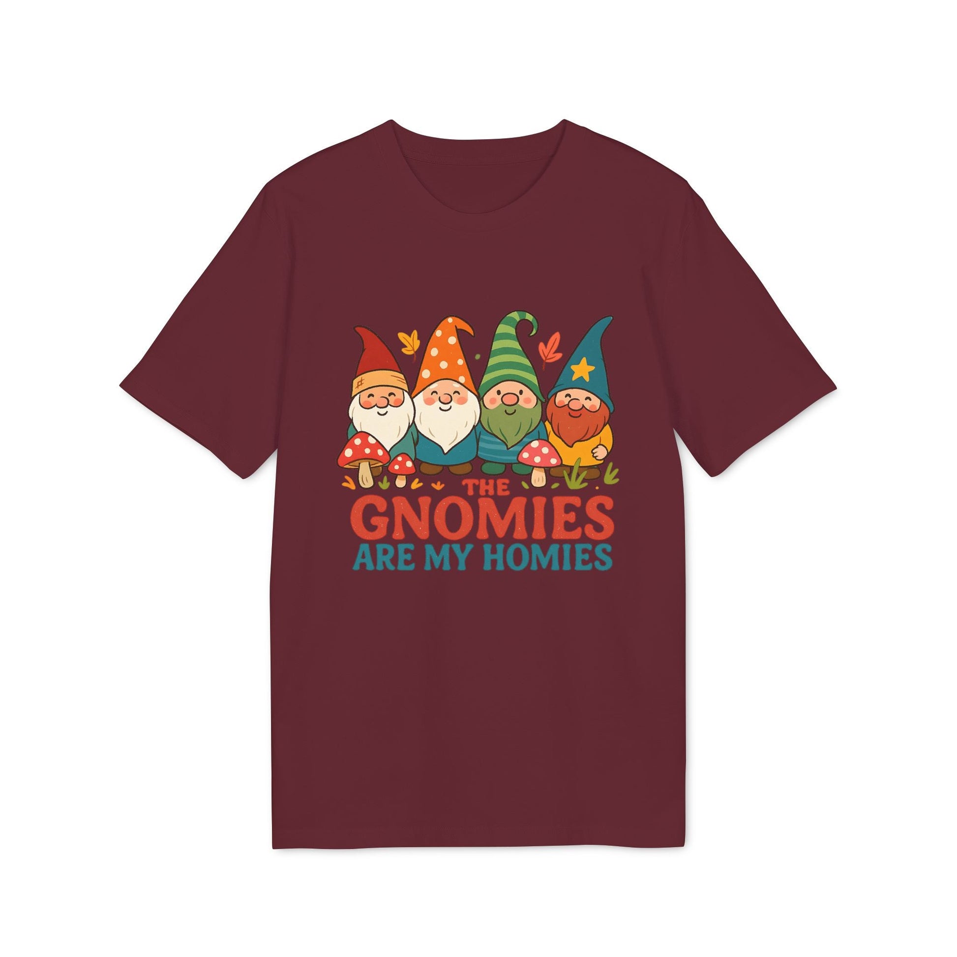 The Gnomies Are My Homies 100% Organic Cotton T-Shirt in burdeos con ilustración de gnomos y hongos, diseño divertido