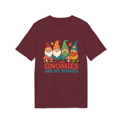 The Gnomies Are My Homies 100% Organic Cotton T-Shirt in burdeos con ilustración de gnomos y hongos, diseño divertido