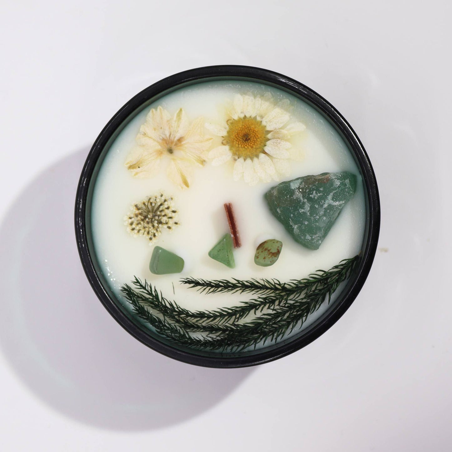 Sojavax Crystal Floral Candle – The Magician i djupt grönt glas med mintdoftande sojavax, torkade blommor och jadeädelstenar