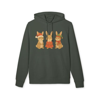 Alt Tag: Three Little Hares Christmas 100% Organic Cotton Hoodie verde oscuro con tres conejos navideños ilustrados en el frente