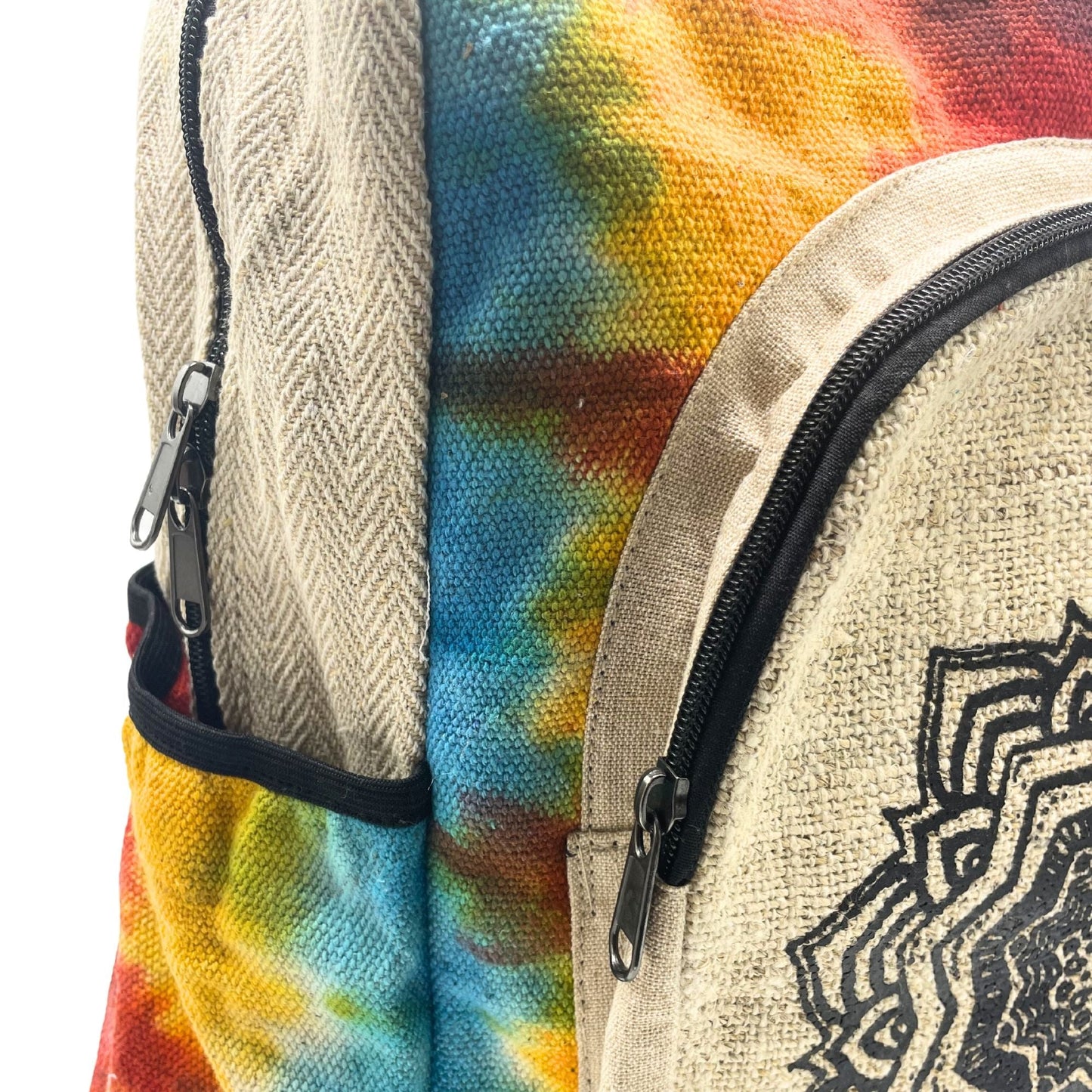 Alt Tag: Tiedye Hemp Large Backpack – Mandala detalle de tela tie dye multicolor, bolsillo con cremallera y estampado mandala