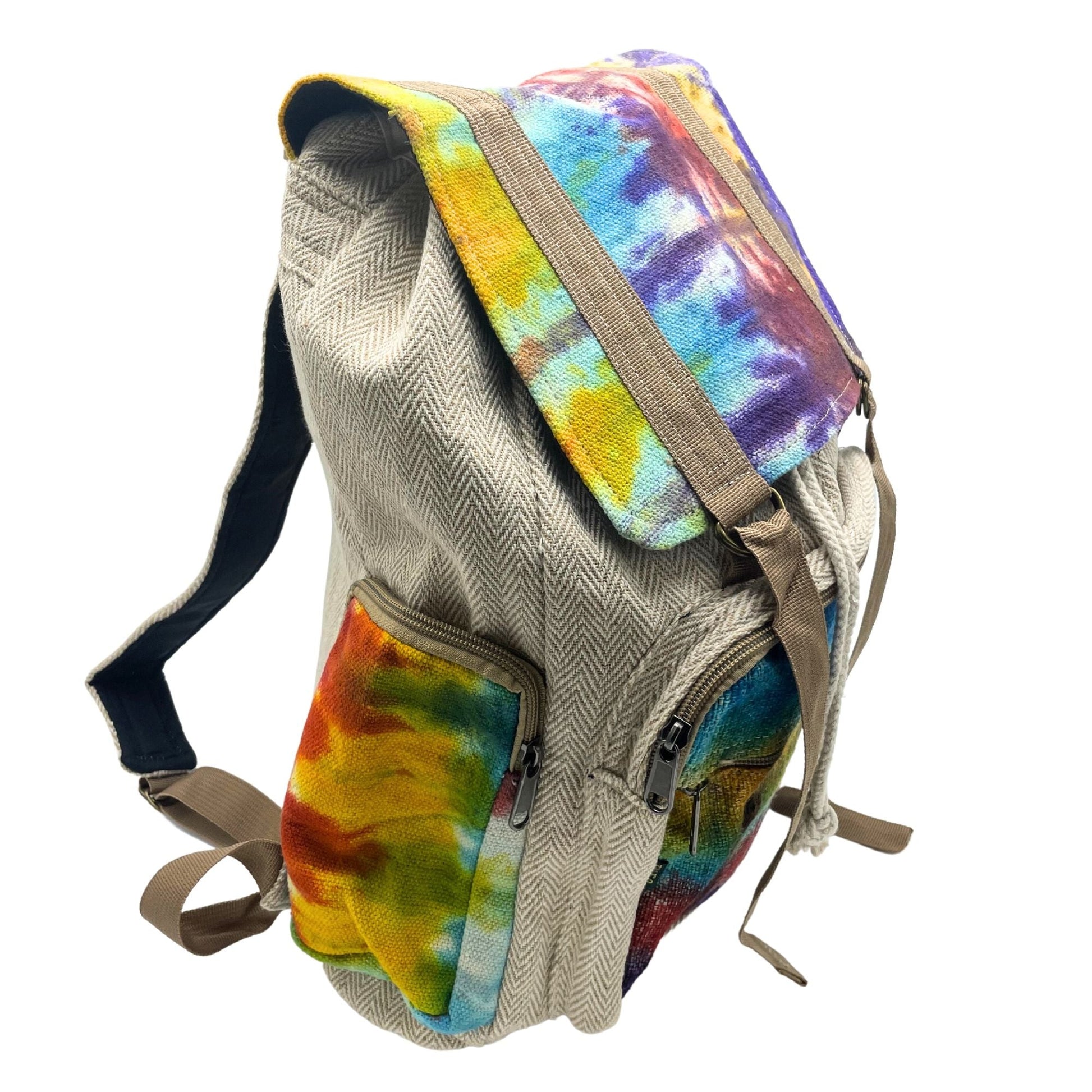 Alt Tag: Tiedye Hemp Large Square Backpack con solapa tie-dye multicolor, tela de cáñamo y algodón, bolsillos frontales con cremallera