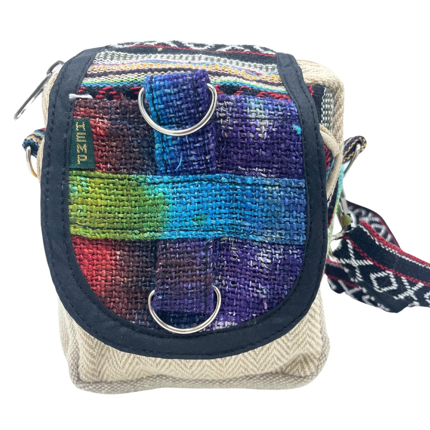 Alt Tag: Tiedye Hemp Messenger Bag – Natural Multicolor, bolso bandolera de cáñamo y algodón con panel multicolor y herrajes metálicos