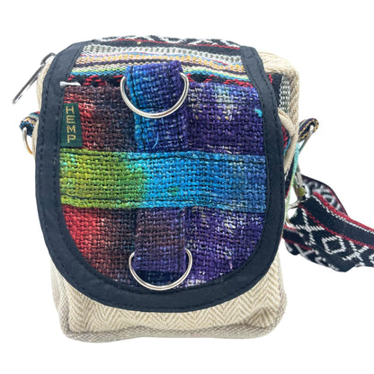Alt Tag: Tiedye Hemp Messenger Bag – Natural Multicolor, bolso bandolera de cáñamo y algodón con panel multicolor y herrajes metálicos