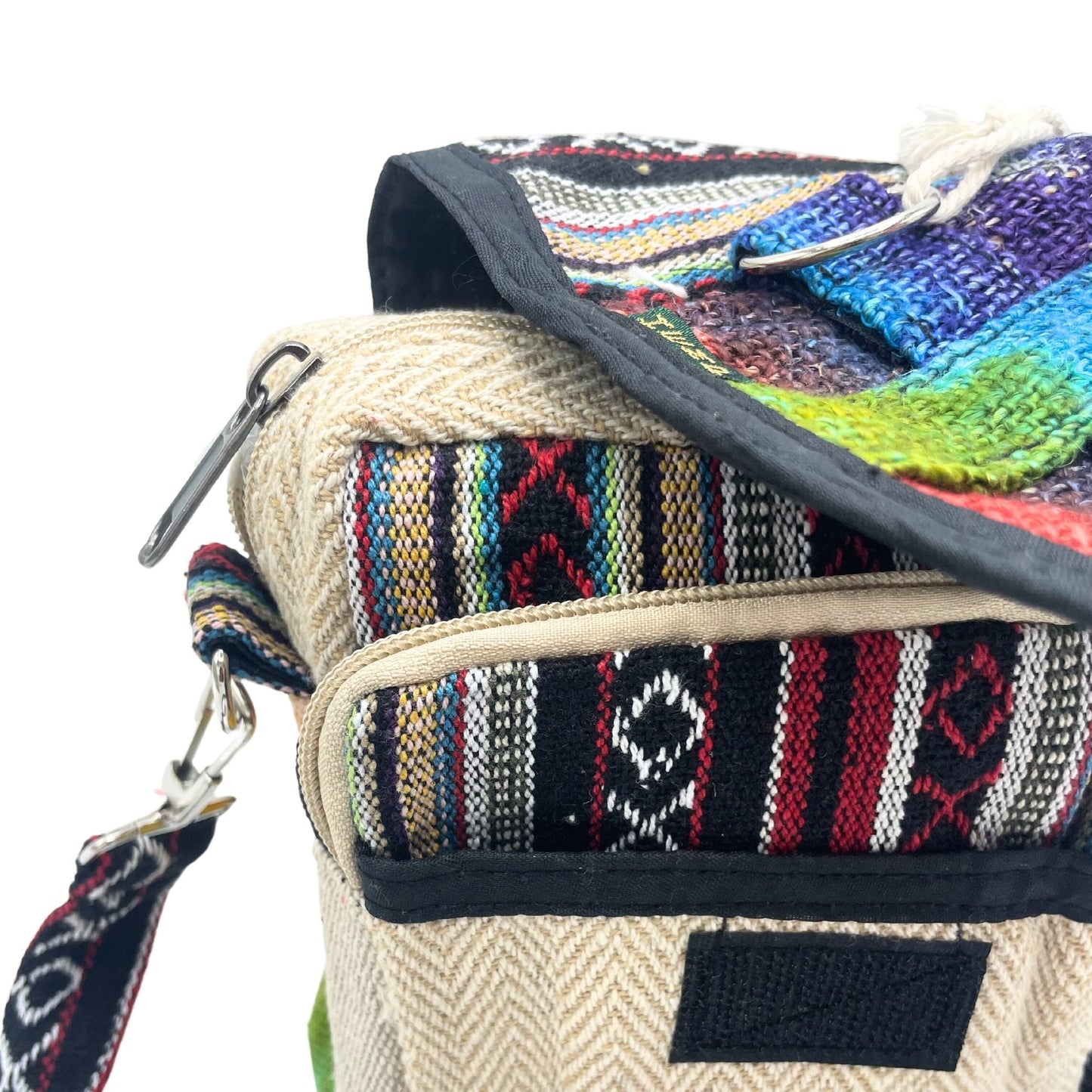 Alt Tag: Tiedye Hemp Messenger Bag – Natural Multicolor, bolso mensajero de cáñamo y algodón con patrón tejido multicolor y cierre de cremallera