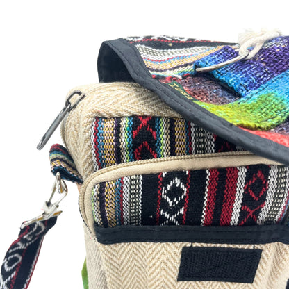 Alt Tag: Tiedye Hemp Messenger Bag – Natural Multicolor, bolso mensajero de cáñamo y algodón con patrón tejido multicolor y cierre de cremallera