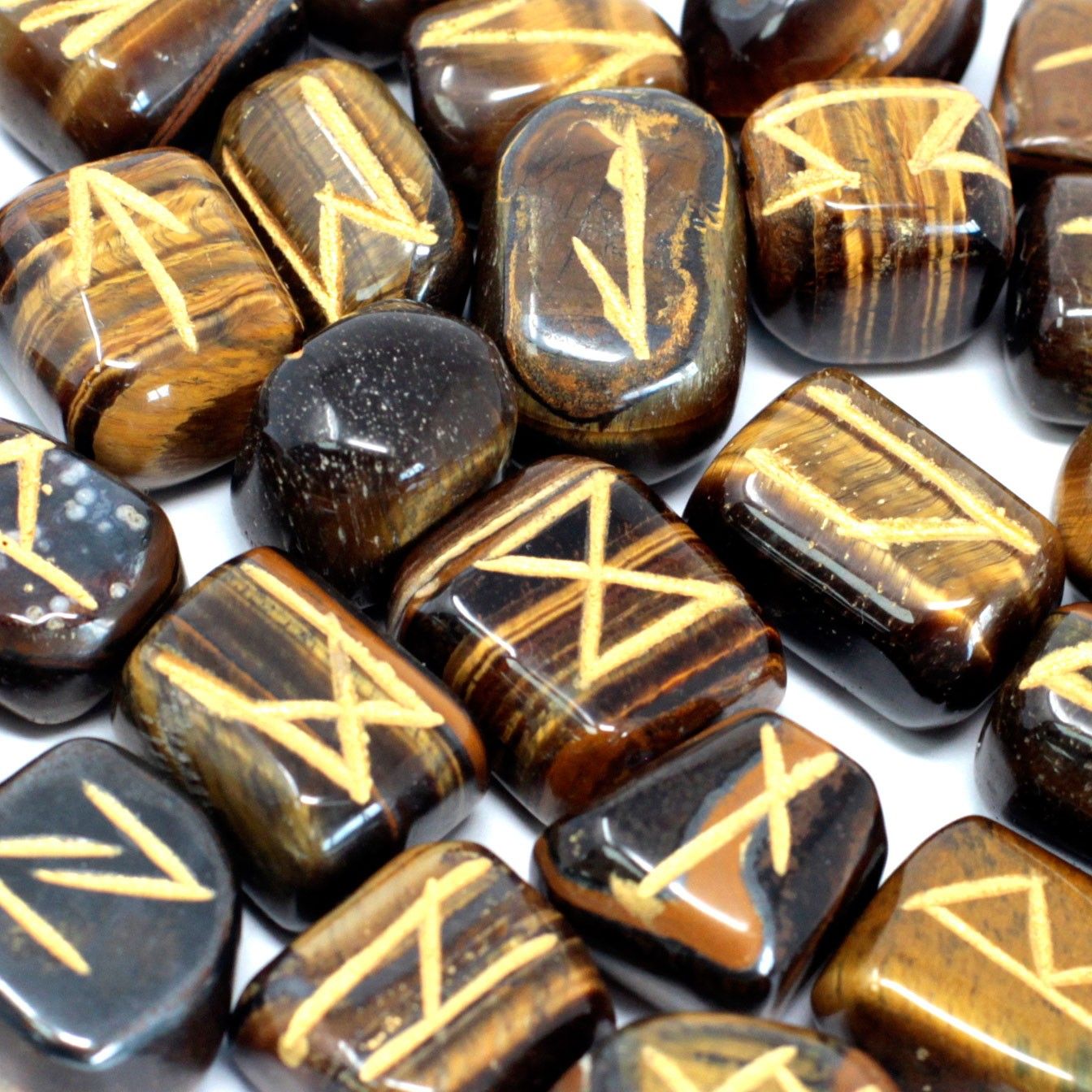 Alt Tag: Tiger Eye Gemstone Rune Set – 25 Stones, piedras pulidas de ojo de tigre grabadas con símbolos rúnicos dorados
