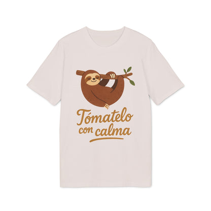 Alt-Tag: Tomatelo Calma Nachhaltiges Unisex Tee nachhaltiges Unisex-T-Shirt in Beige mit Faultier-Illustration und dem Text „Tómatelo con calma“