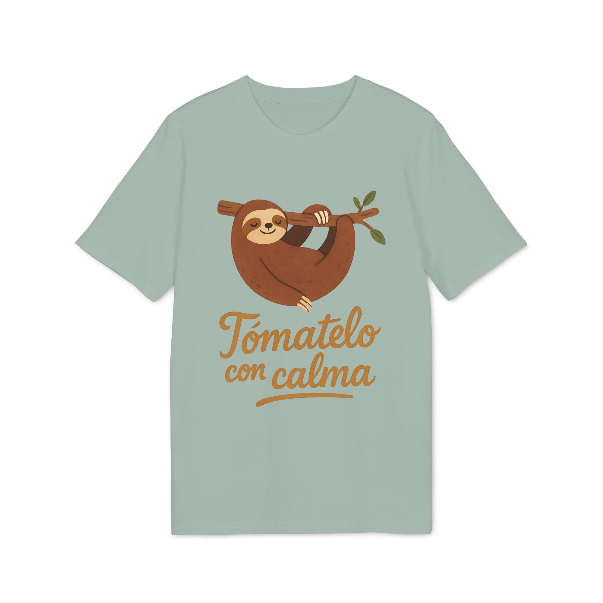 Tomatelo Calma nachhaltiges Unisex-T-Shirt mit Faultier-Grafik und dem Schriftzug „Tomatelo con calma“ auf einem salbeigrünen T-Shirt